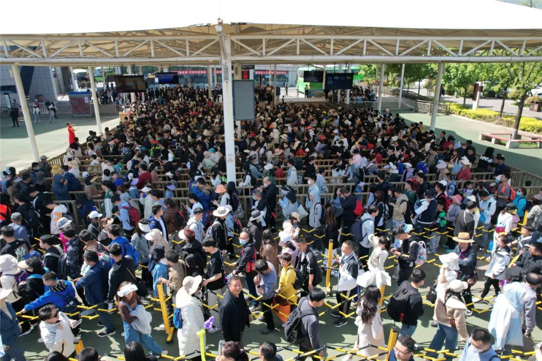 游人如織