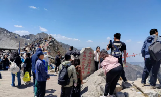 “五一”假期首日 太白山喜迎“開(kāi)門(mén)紅”